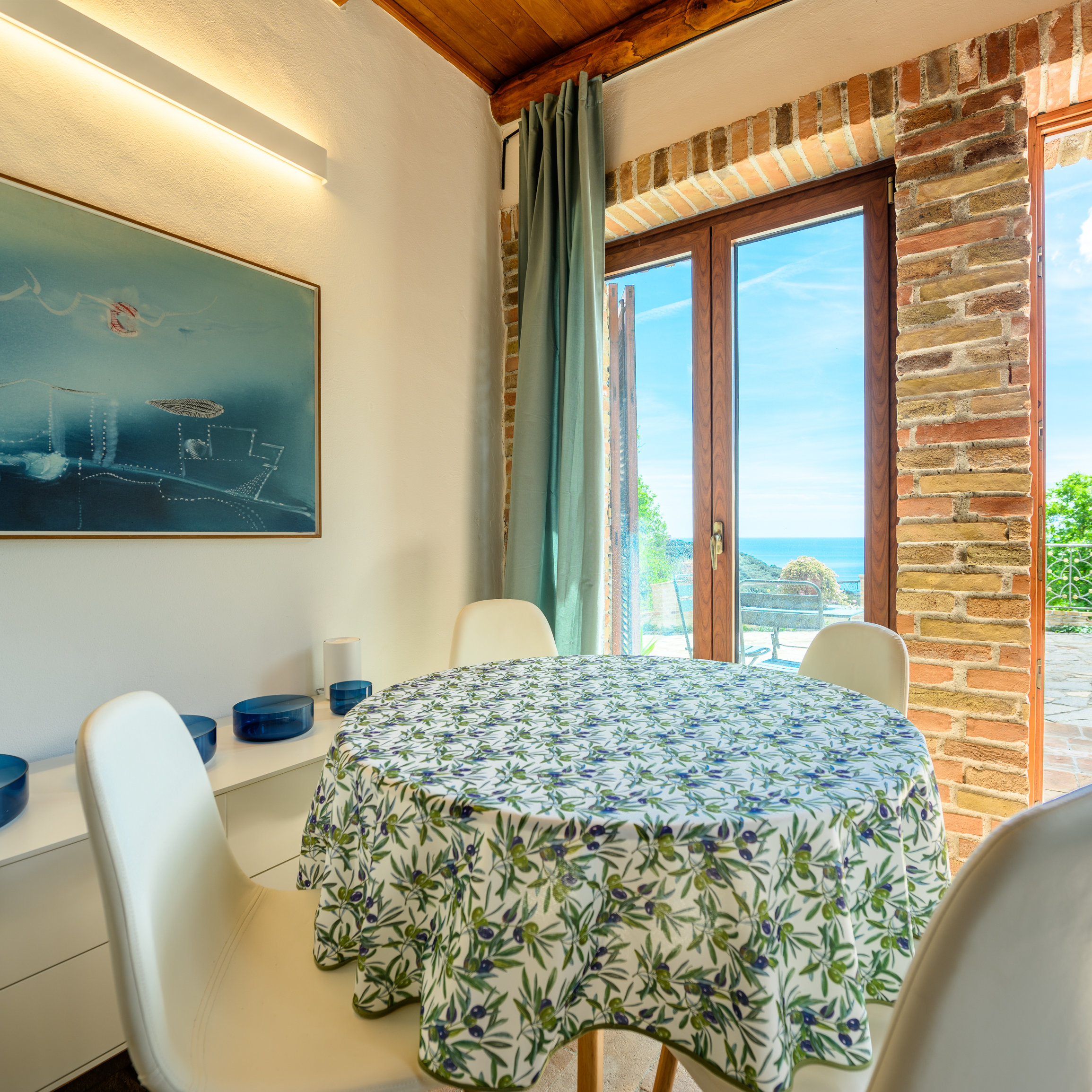 Tavolo all'interno della camera Libeccio