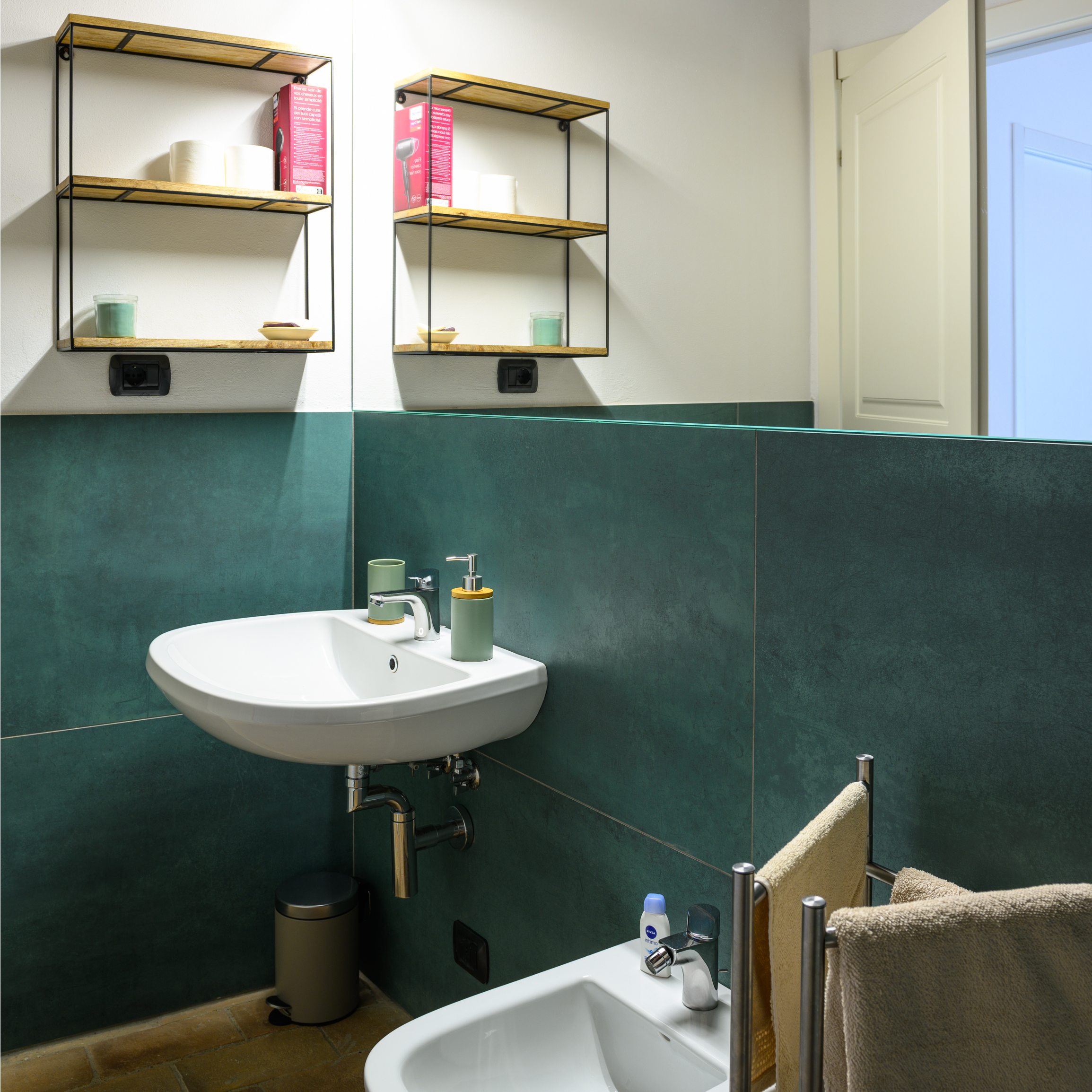 Bagno della camera Libeccio con vista su lavabo e bidet
