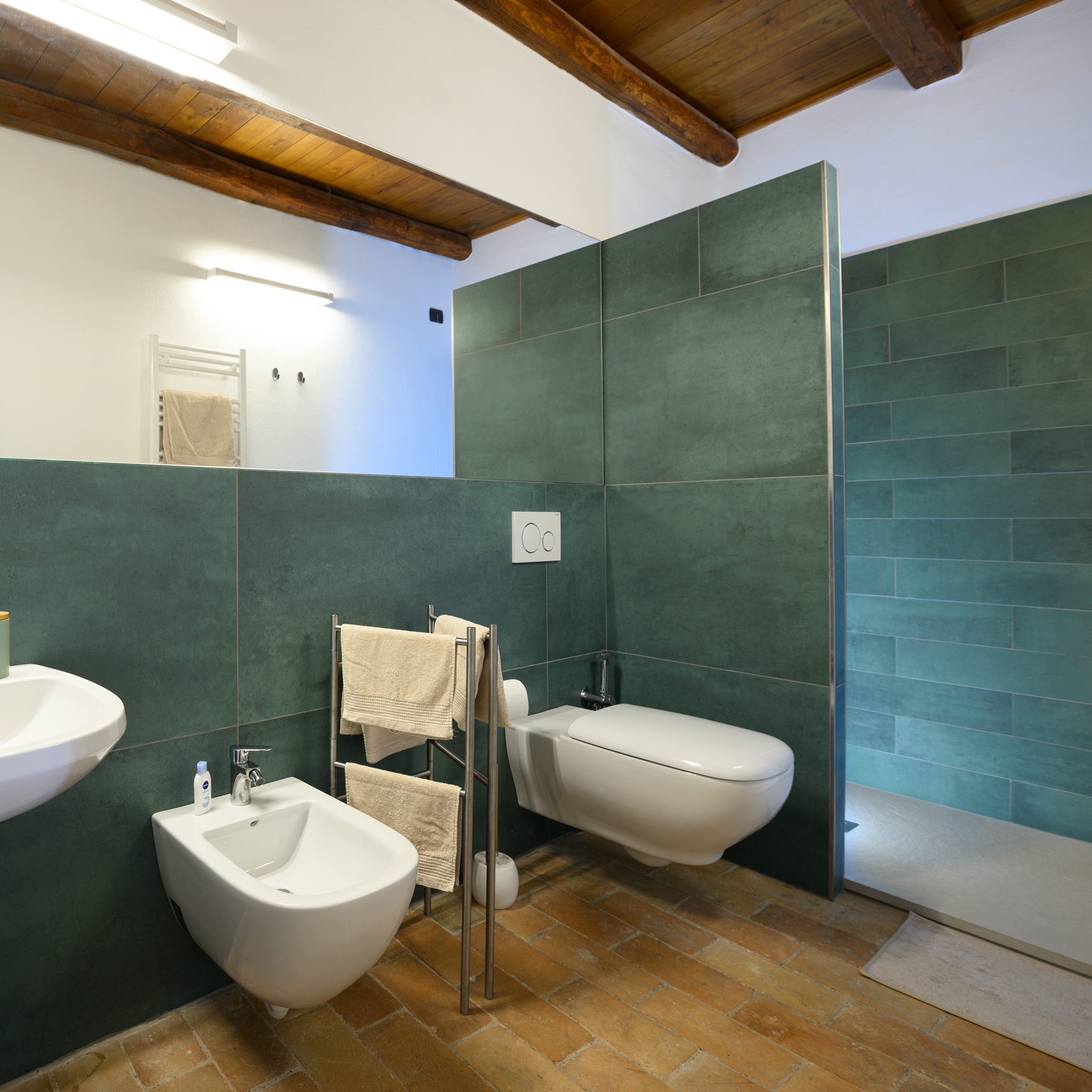 Bagno della camera Libeccio con vista su sanitari e doccia