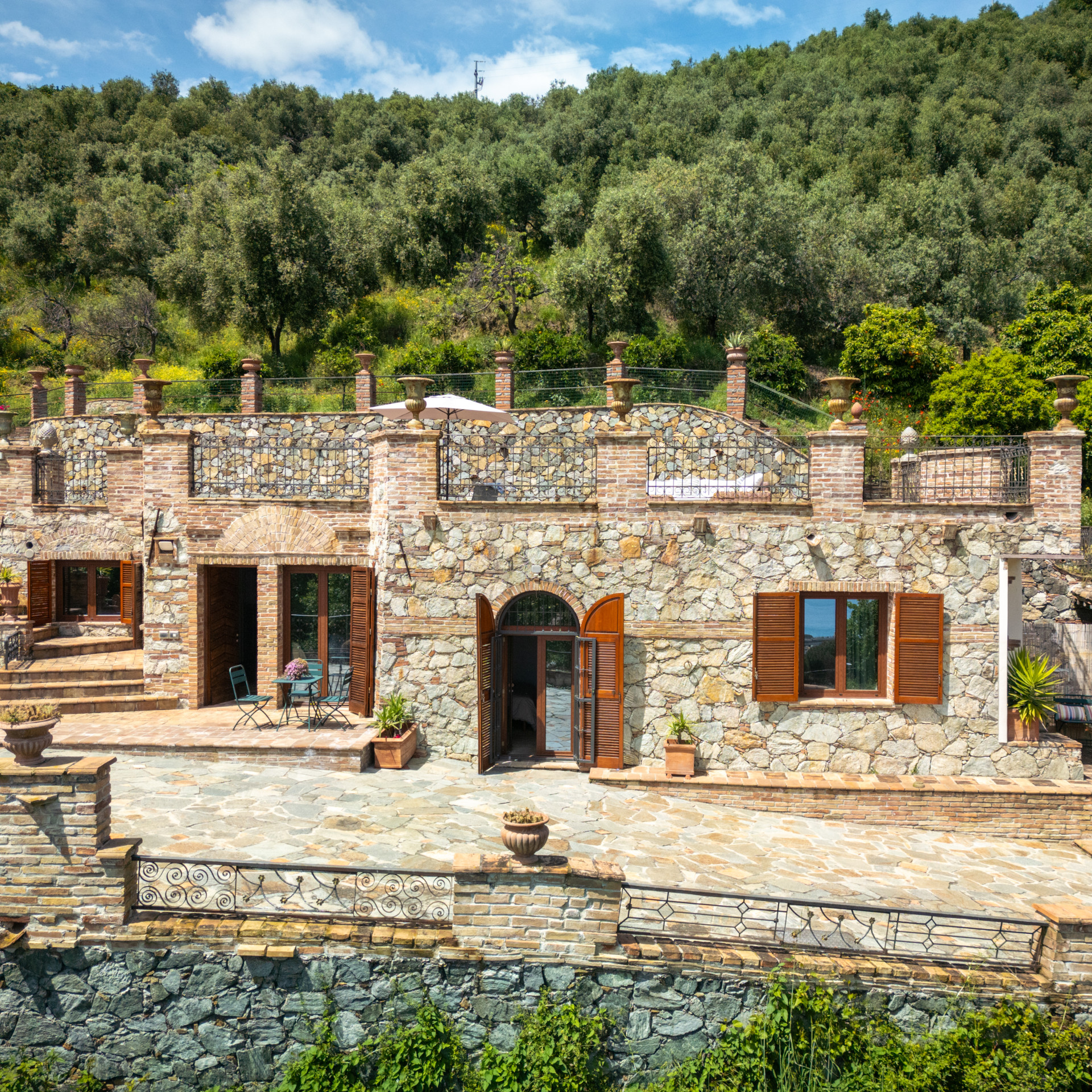 Vista sull'ingresso delle camere