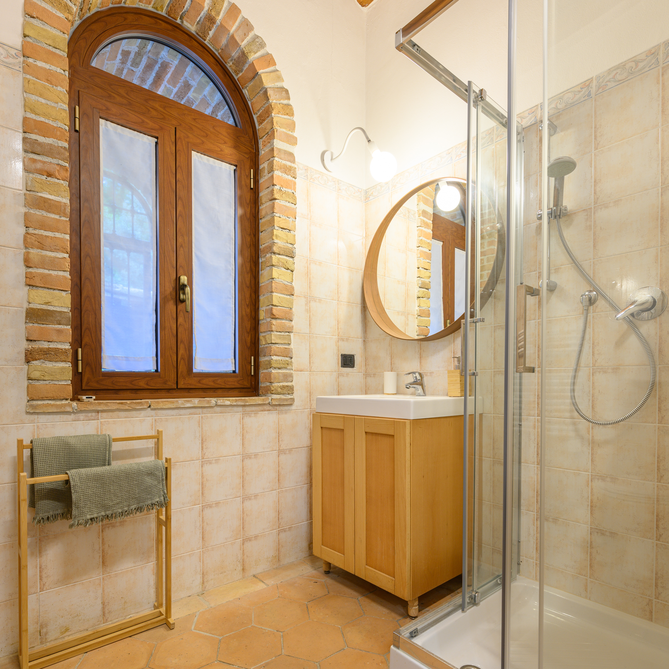 Bagno della camera Scirocco con vista su doccia e lavabo